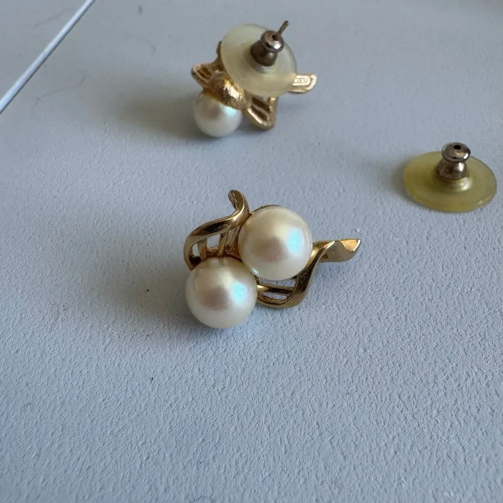 Vintage Richelieu faux pearl open work design swirl pattern gold stud earrings - Picture 3 of 7